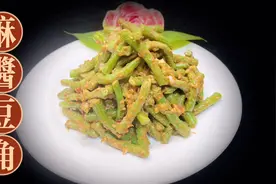 做麻酱豆角，麻酱里放水可就错了！这么拌，豆角块块挂酱、入味！视频封面