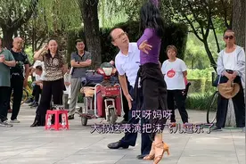 哎呀妈呀，沫飞儿捂嘴上场，山川大叔这表情又把沫飞儿逗乐了！视频封面