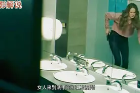 美女穿新牛仔裤，上厕所解开不了，纽扣视频封面