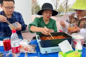 生活压力大约闺蜜野餐，吃喝玩乐做游戏，老公一波骚操作媳妇害羞