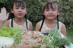 泰国双胞胎姐妹花来了✴️今天做米线配各种新鲜绿化带，相思豆视频封面