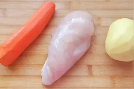 土豆胡萝卜鸡胸肉，这样简单一做，真的太香了，营养美味老少皆宜视频封面