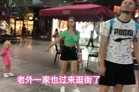 杭州最大的地下折扣商城晚上人挤人生意太火爆了，老外也来逛商场视频封面