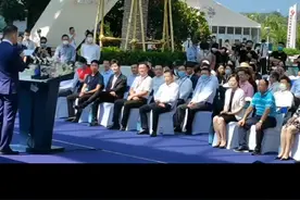 黄晓明在三亚海棠湾参加钟表与奇迹的现场视频视频封面