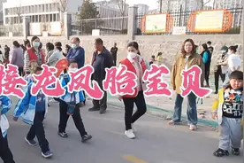 龙凤胎宝贝拉裤子上了视频封面