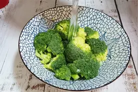 西蓝花有虫卵太难洗，教你一个正确清洗方法，脏东西全跑出来了视频封面
