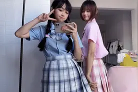 妹子在家跟闺蜜一起穿JK制服 一个有肉可爱一个娇媚活泼 谁更得劲视频封面