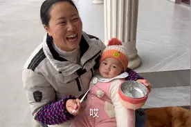 7个月宝宝太调皮，竟然嫌弃爸爸做饭太难吃，逗的宝妈哈哈大笑！视频封面