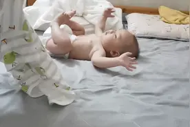 很多宝妈给宝宝穿套头衣服都表示手毛脚乱，今天一招教你解决烦恼视频封面