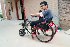 弟弟天天吃猪肉吃腻天天吃白饭，残疾哥哥开轮椅去买25元叉烧加菜视频封面