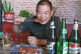 黑红绿三种颜色乌苏配肾结石的羊腰子，再来几串羊排臊味越大越香