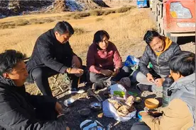 昌都江达县青泥洞乡，一群藏族货车司机路边吃早餐，生吃牦牛肉？视频封面