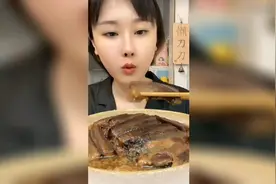 【黑芝麻夹沙肉】刚出锅还有点烫嘴!软软糯糯超好吃视频封面