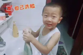 妈妈说给娃去洗个脸，偷懒的爸爸却让孩子养成自立的好习惯视频封面
