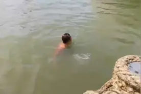 马来西亚小伙在水深20米区域游泳嬉戏。视频封面