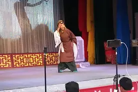 甘肃农村庙会上，漂亮年轻美女扮演老太太，这演技好的么法说！视频封面