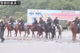 越南🇻🇳警察防暴演习，还有马队加入，真不懂马队有什么作用。视频封面