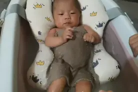 喝奶的时候喝着喝着就睡了，怎么摇都不醒，洗澡了你就在那啃手了视频封面