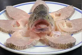 饭店大厨教你做砂锅剁椒鲈鱼，不腥也不柴，鲜嫩又多汁，好吃下饭视频封面