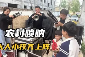 今天和俺哥丈哥一起演出，平常我都是弹琴，今天看看不一样的我视频封面