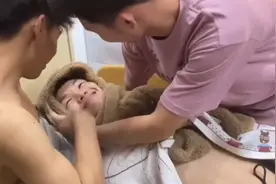 大学生有多沙雕？男生宿舍上演“生子”大戏，网友：人不能吃太饱视频封面