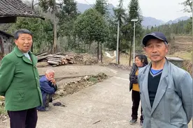 湖南湘西发现个古村落，村里全是老人住着木屋，还得防着野生动物视频封面