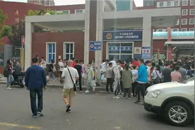 今天来太原市四十八中高中部来看看参加特长生考试的学生家长们视频封面