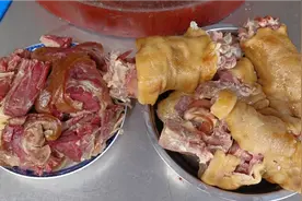 云南人家的家常饭，整只火腿脚抱着啃，吃火腿肉吃到打嗝止不住