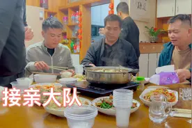 战友马上结婚了，邀请接亲队伍一起到家款待，阿欢也来帮忙做菜了视频封面