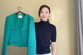 春天穿一件绿色小香风外套也太好看了，内搭黑色半高领，舒服百搭视频封面