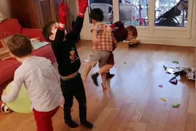 法国的年轻人为什么不愿意生孩子，好多现实问题没法解决也很无奈视频封面