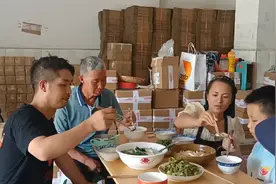 女儿不管在哪里？永远都是妈妈的小棉袄，在一起幸福快乐视频封面