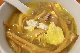 广东的酒席厨师教我煮的黄花菜汤真的是太美味了，汤色金黄鲜甜视频封面