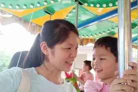第一次带女儿坐旋转木马，逗你开心的同时也成全了妈妈未泯的童心视频封面