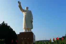 毛泽东主席雕像矗立在人民广场，长安公园是石家庄最大生态公园。视频封面
