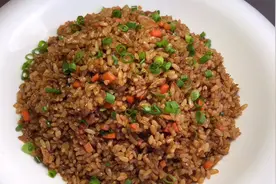 厨师长教你酱油炒饭家常做法，步骤详细，粒粒分明一大盘都不够吃