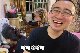 媳妇下厨做韭菜鸡蛋煎饼，一顿操作后变成了韭菜炒鸡蛋，太搞笑了视频封面