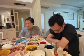 一个女人背后的一群男人视频封面