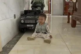你开始蹒跚学步，妈妈在你身旁视频封面