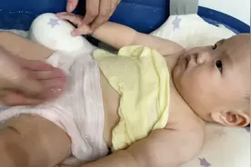 你永远想象不到宝宝在水里有多快乐，泼水17000冲鸭！互帮互助视频封面