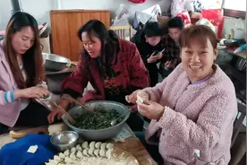 皮嫂去婆婆家蹭饭，这样包饺子的方法很特别，每人一大碗吃过瘾了视频封面