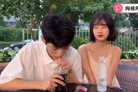 老公:亲一口。媳妇:这么多人呢？老公:没事。老婆:等我打个电话。视频封面