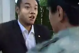 宝马车司机太过嚣张，持刀追打保安，怎料被保安用钢管一棒子反杀视频封面