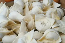 煮速冻馄饨，教你一招，多加一步，不破皮不露馅，味道鲜视频封面