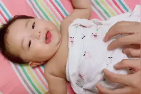 4个月的宝宝知道痒痒了，手一碰就笑，笑的跟口哨似的。视频封面