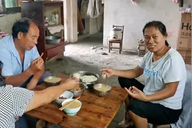 皮嫂不想做饭，又去婆婆家蹭饭，吃完饭还不让你刷碗，这婆婆真好视频封面