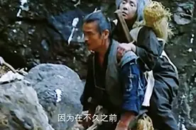 这个男人把亲生母亲背上山，并亲手推下山崖就走了，视频封面