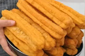 2分钟教会你炸油条的配方比例，食材简单厨房都有，个个蓬松暄软视频封面