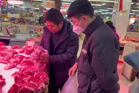 中朝边境农村，回族哥们回老家了，去市场买点猪排骨，回家红烧吃视频封面