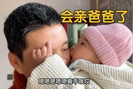宝宝揪妈妈头发后装无辜，爸爸让他亲脸马上抱着就亲，看来痊愈了视频封面